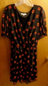 New Inspired Hearts Black Red Lips Print Tie Back or Front Dress Women 2X 44" ch - Bild 1 von 9