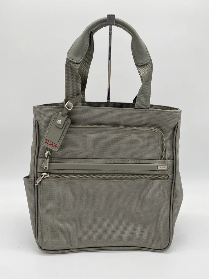 RARO Bolso de Mano Tumi Plateado/Gris Mediano Estilo #2618554 14.5”x13.5”x6” Foto 1 de 4