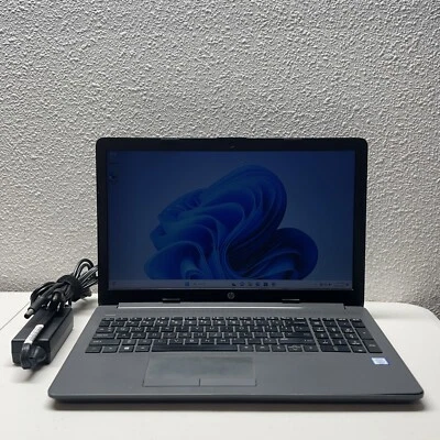 PC Notebook HP 250 G7 15.6" Intel Core i3-7020U @ 2.30GHz - 8GB DDR4 - 256GB SSD Foto 1 de 4