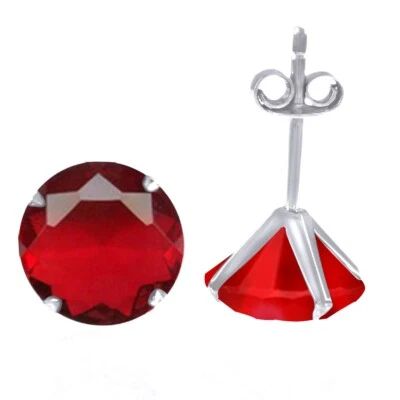 Aretes solitarios de rubí rojo simulado empuja hacia atrás oro blanco macizo de 10K Foto 1 de 3