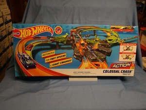 HOT WHEELS COLOSSAL CRASH TRACK SET - Picture 1 of 2
