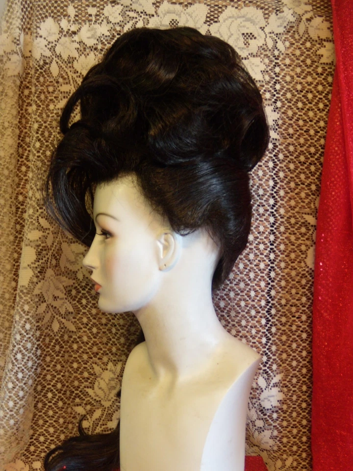 HALLOWEEN SPECIAL VEGAS GIRL WIGS PICK A COLOR UPDO 侧面有长小马尾 — 第 1/2 张图片