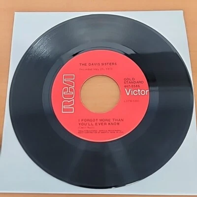 Skeeter Davis / Sisters 45 Set Him Free / I Forgot More Than You'll Ever Know EX - Image 1 of 2