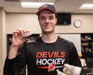 Nico Daws Post-Game Shutout Puck New Jersey Devils 8x10 NHL Hockey Foto - Bild 1 von 1