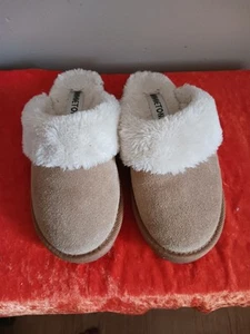 Women's Minnetonka Suede Faux Fur Lined Slippers 6M - Picture 1 of 3