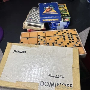 Karten und Dominosteine. 7 Decks und kompletter Satz marmorähnliche Dominosteine. - Bild 1 von 6