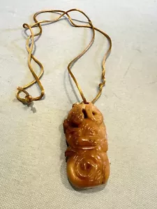 Collar colgante amuleto figura tallada jade caramelo vintage en cuerda de seda - Imagen 1 de 6
