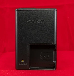Cargador de batería Sony BC-CSKA para baterías Sony tipo K (NP-BK1). Sin probar. - Imagen 1 de 11