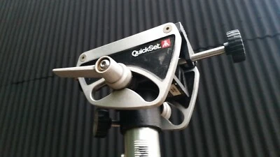 QUICK SET TRIPOD AND HEAD MODEL 4-72300-3 MODEL 4-73010-7 - Image 1 of 4