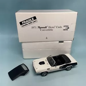 Danbury Mint 1971 Plymouth Hemi Cuda Convertible 1:24 White Black w/ Box - Picture 1 of 11