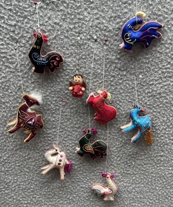 Lote 8 adornos asiáticos chinos de seda gallo camello bordados a mano de colección años 60-70 - Imagen 1 de 13