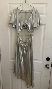 Vestido recortado asimétrico WE WORE WHAT lámina líquida plateado mediano $178 (A412) - Imagen 1 de 7