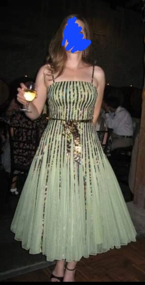 JS Collection Precioso vestido abstracto de malla verde con satén Foto 1 de 4