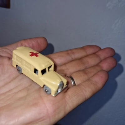 MATCHBOX  LESNEY ancien  DAIMLER  ambulance n° 14 roues métal - Photo 1/4