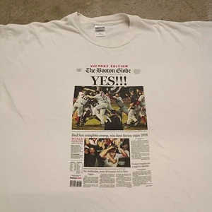 👾Vintage MLB Boston Red Sox Complete Sweep Newspaper T-Shirt Sz XXL 23.5x30.5 - Foto 1 di 10