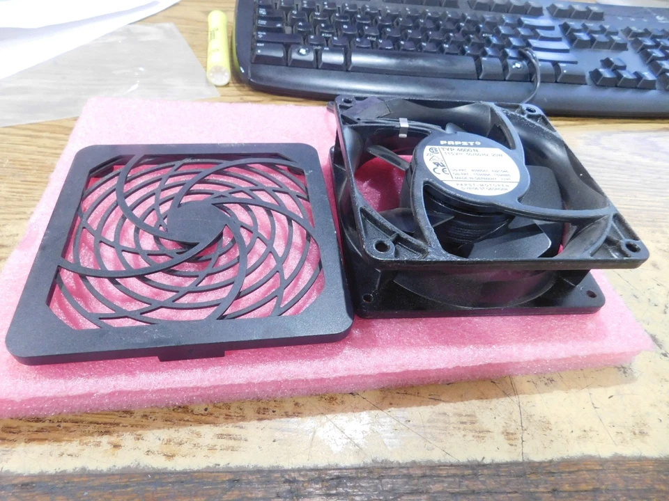 Pope- Motores: 4600N ventilador com plugue.  115V, 20W.  Tampa de grelha de plástico.  Sem parafusos - Imagem 1 de 3