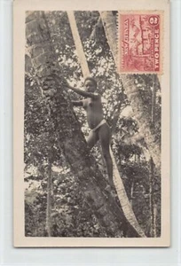 Papua New Guinea - ETHNIC NUDE - Native girl climbing a coconut tree - REAL PHOT - Picture 1 of 2