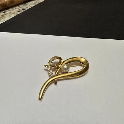 Брошь на булавке в виде сердца золотистого цвета со стразами и искусственным жемчугом Avon - Изображение 1 из 4