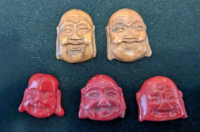 Lote de 3 pingentes/encantos de cabeça de Buda/Arhat de madeira de coral vermelho e 2 - Imagem 1 de 4