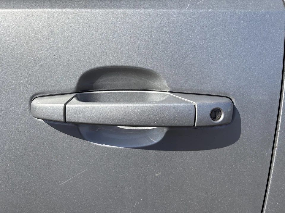 Manija de puerta exterior delantera izquierda usada se adapta a: Chevrolet Tahoe 2011 puerta carrocería delantera Foto 1 de 4