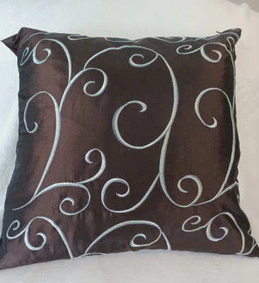 Almohada de plumas grande hecha a mano FRENCH SCROLLWORK, mezcla de algodón de seda marrón/aqua Foto 1 de 3