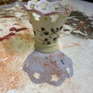 Kleine Vase oder Übertopf mit Ausschnitten rund oben - Bild 1 von 6