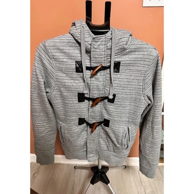 Chaqueta pequeña American Rag gris a rayas forrada de sherpa con capucha botón de palanca Foto 1 de 4