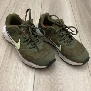Nike Youth Green Revolution Running Shoes DD1096-300 Size 3.5Y - Picture 1 of 10