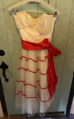 Vestido de fiesta vintage años 50 blanco rojo red satinado sin tirantes lazo busto 32" cintura 26" Foto 1 de 4