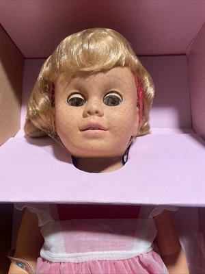 NUEVO En Caja 1998 Mattel Chatty Cathy Muñeca Habla ~ Ojos Marrones ~ Conjunto de Vestido Rojo SIN USAR Foto 1 de 4