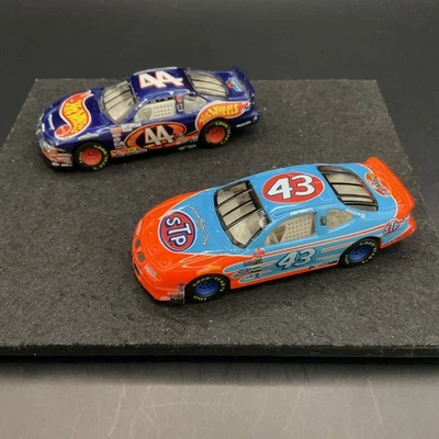 Coches NASCAR Hot Wheels J Andretti #43 & K Petty #44 STP Hot Wheels 1996 1/64 Foto 1 de 3