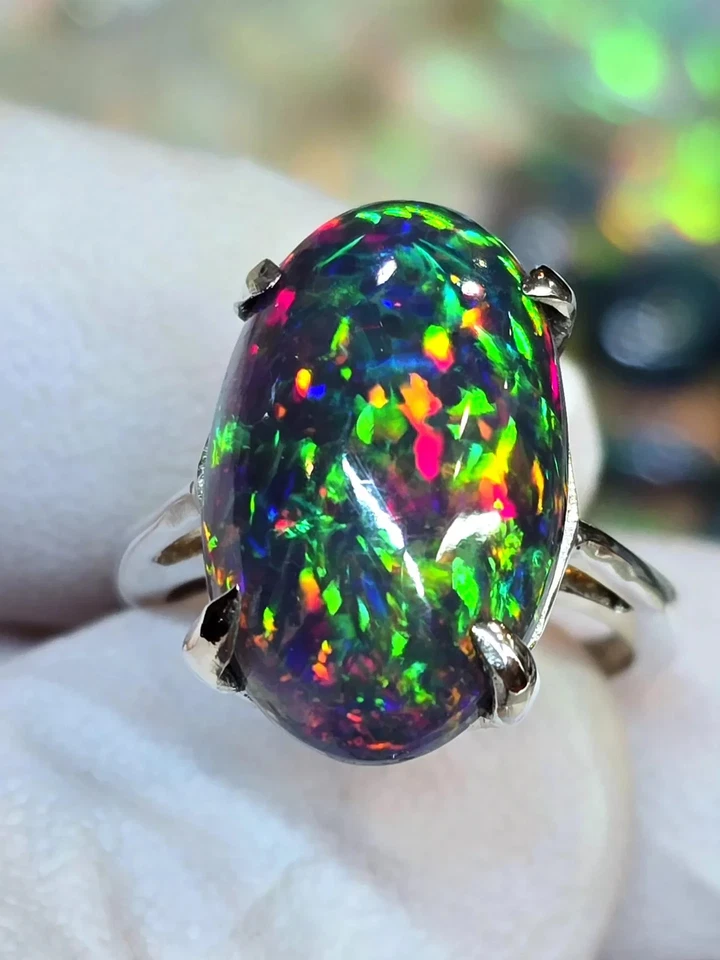 Anillo y cabujón de ópalo negro etíope natural de oro macizo de 14K muy hermoso Foto 1 de 4