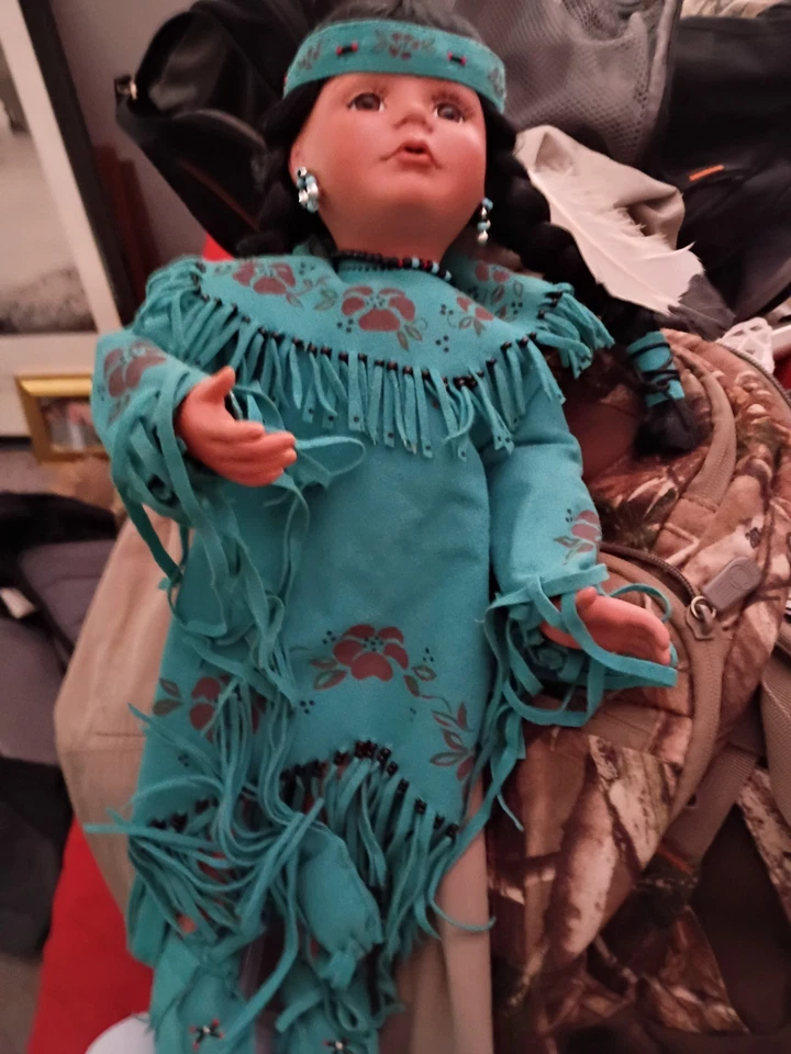 Muñecas indias, hay tres de ellas. Foto 1 de 2