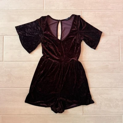 Pantalones Cortos Mameluco American Eagle Cuello en V Profundo Borgoña Terciopelo Manga Murciélago Pequeño Foto 1 de 4