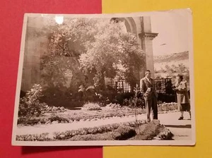 VINTAGE BLACK & WHITE 1930-40er FOTO "TOURIST at GETHSEMAN GARDEN of JERUSALEM" - Bild 1 von 1