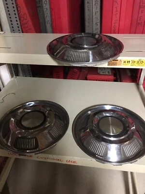 3 PRE OWNED 1966 1967 MERCURY COMET  14'' WHEEL COVERS Foto 1 de 4