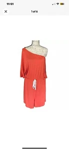 Mameluco negro BloomChic talla 26 con un hombro, foto de stock roja solo para ref - Imagen 1 de 5