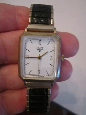 VINTAGE Q & Q WIND UP WATCH - TANK - TWO TONE BAND  - BBA-34 - Image 1 of 4