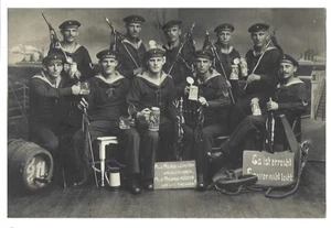 XX2997/ Marine Soldaten trinken Bier S.M.S. Hindenburg  Foto ca.1915 22 x 15 cm - Bild 1 von 2