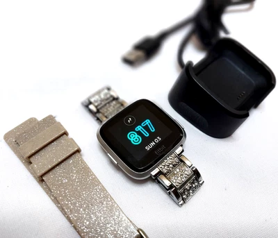 Smartwatch Fitbit Versa FB504 FB504 glitter prata bronzeado pacote com 2 pulseiras - Testado - Imagem 1 de 4