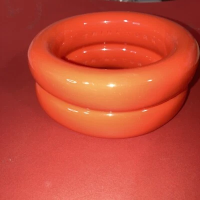 Duas pulseiras de resina robustas Trina Turk Twins. Brilho laranja vermelho brilhante JWBR-Turk03 - Imagem 1 de 4