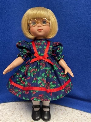 Vestido estampado navideño Ann Estelle en azul marino, rojo y verde con ribete de cinta roja Foto 1 de 4