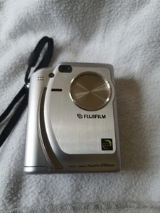 Fujifilm FinePix 4700 Zoom 3x Zoom Digital Camera with 32GB Card Flash - Picture 1 of 11