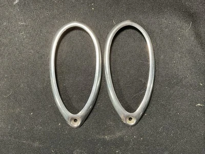 Ford Deluxe 1939 luz trasera llantas de acero inoxidable Foto 1 de 2