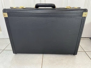 Schwarze Aktentasche für Rechtsstreitigkeiten 18 Zoll breit abschließbar - Bild 1 von 13
