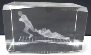 Calcio Runner 3" Cristallo Vetro 3D Incisione Laser Cubo Massiccio Fermacarte - Foto 1 di 4