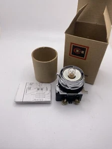 EATON CUTLER-HAMMER 10250T181N Std. Ind. Light Trans.- 120V 50/60 HZ. 1 Hole Mtg - Picture 1 of 3