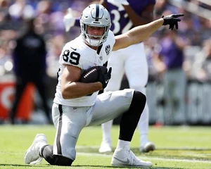 Brock Bowers Points after a Catch Las Vegas Raiders 8x10 NFL Football Photo - Picture 1 of 1
