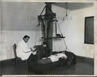 1933 Press Photo Prof G.L. Freeman Experiments Man's Best Hours To Work At Nwu