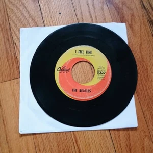 The Beatles - I Feel Fine / She's A Woman 1964 45 RPM 7" Vinyl Record Ships Fast - Imagen 1 de 10